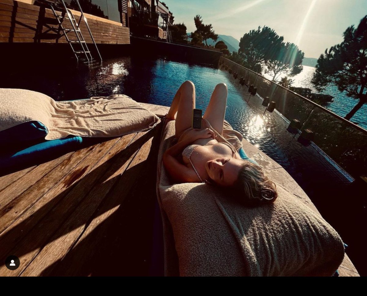 Farah Zeynep Abdullah Tan Bikinili Poz