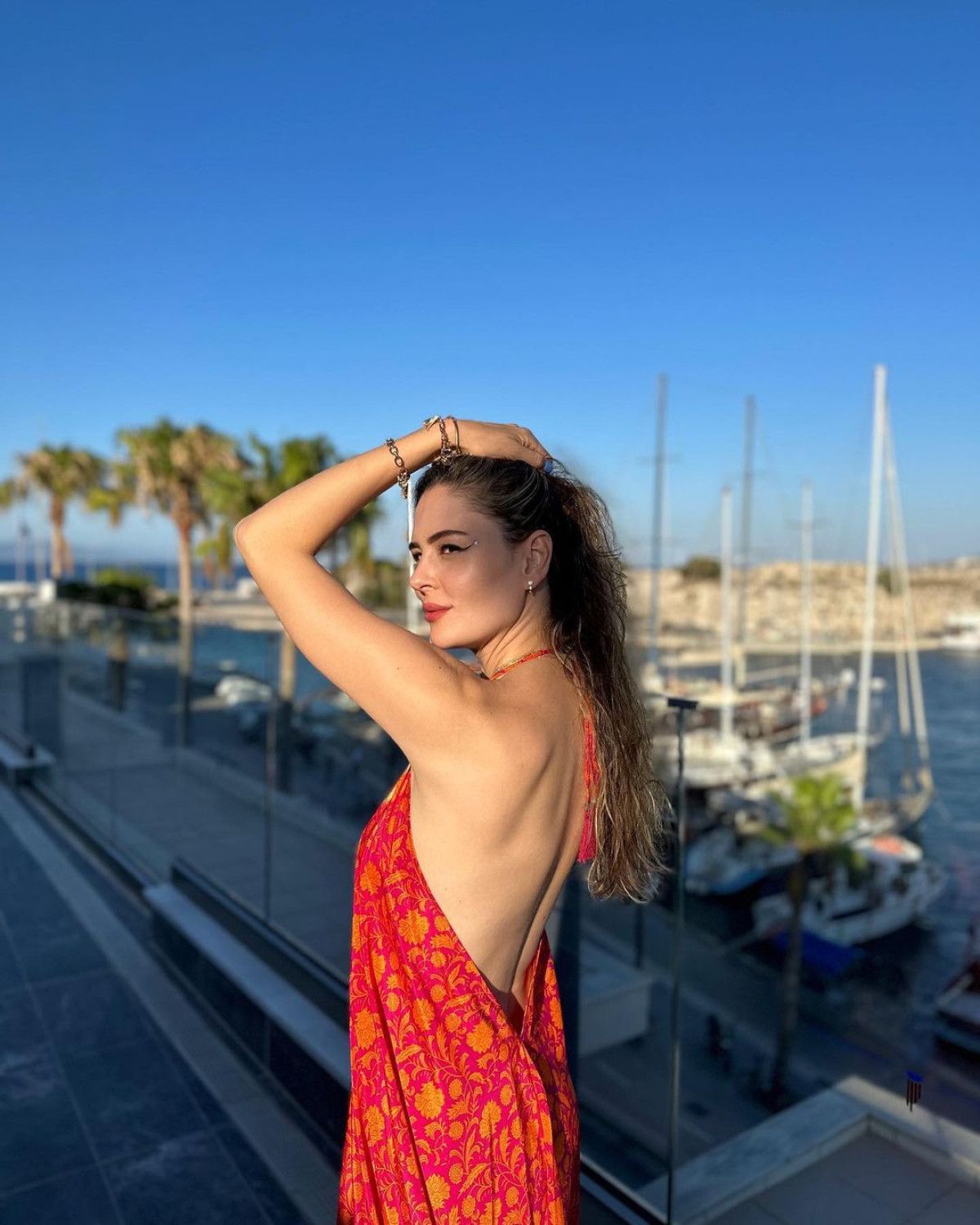 Dizinin başrollerinde Burak Özçivit, Özge Törer, Yıldız Çağrı Atiksoy gibi ...