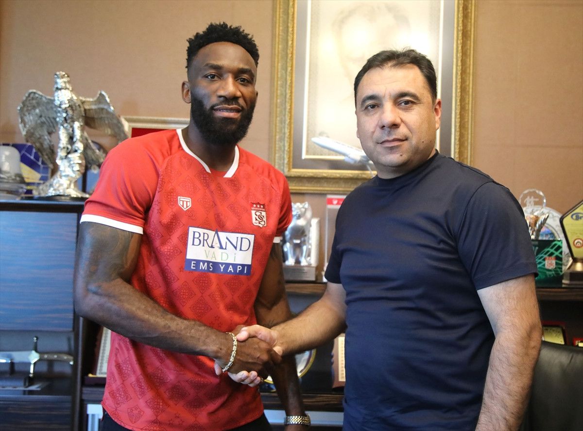 Aaron Appindangoye, 1 sezon daha Sivasspor'da