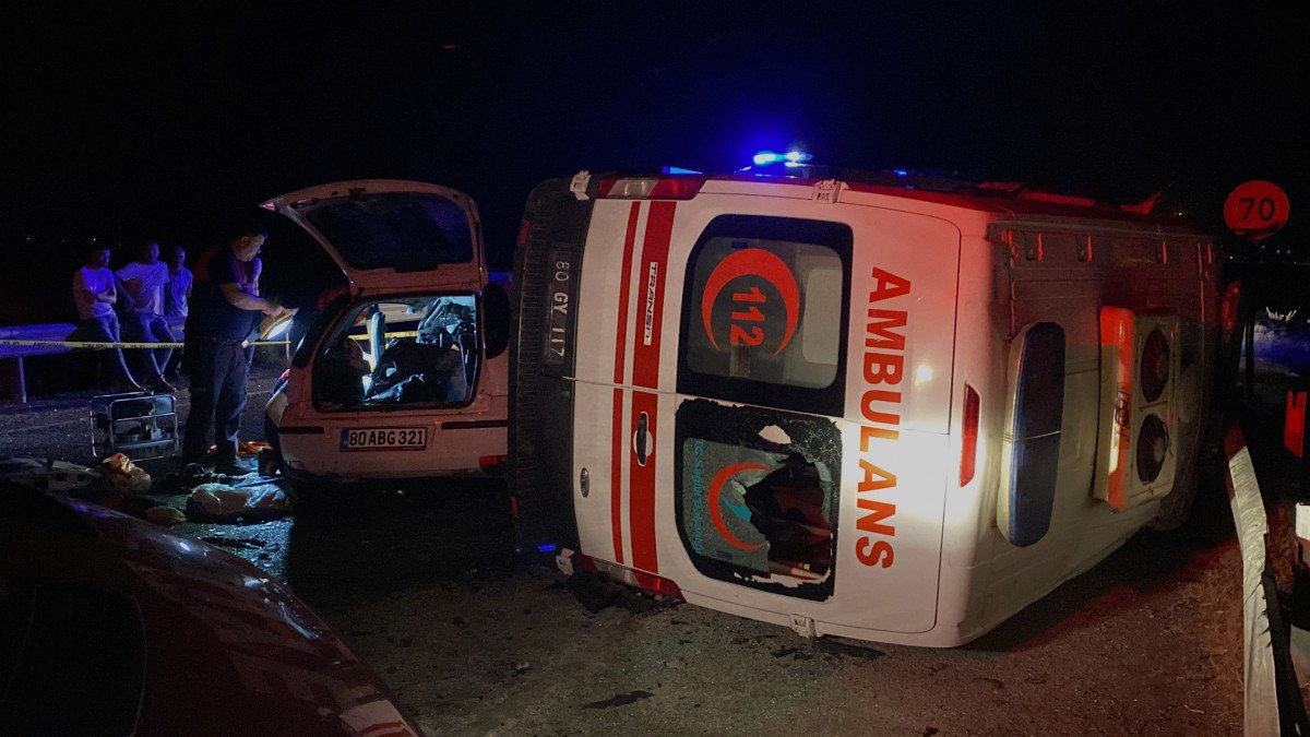 Osmaniye'de Ambulans Ile Otomobilin çarpıştığı Kazada 3 Kişi öldü