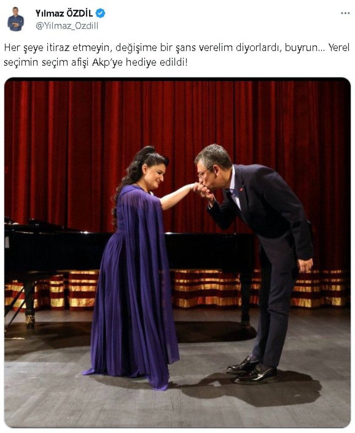 Özgür Özel Türkiye'ye "işgalci" diyen kadının elini öptü - Resim : 1