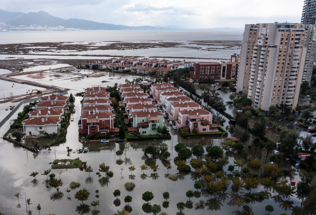 İzmir sele teslim oldu! 75 milyon liraya satılan lüks villalar da sular altında kaldı - Resim : 1