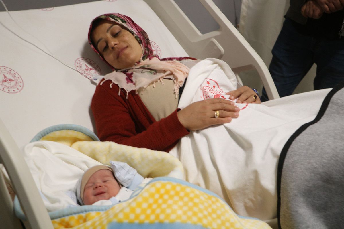 Yeni y�l�n ilk bebekleri d�nyaya geldi!