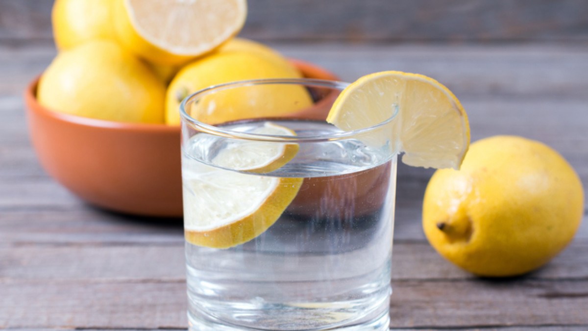 Вода с лимоном неделю. Как сделать лимонную воду как в магазине. Остывшая кипяченая вода с лимоном при сахарном диабете. Как правильно сделать воду с лимоном.