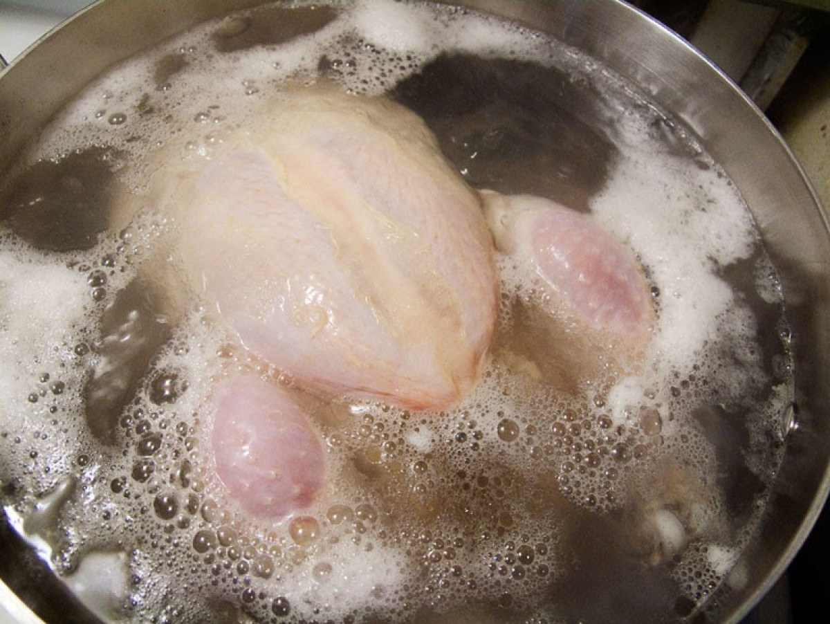 20 минут варить. Курица варится. Бульон с курицей. Курица варится в кастрюле.