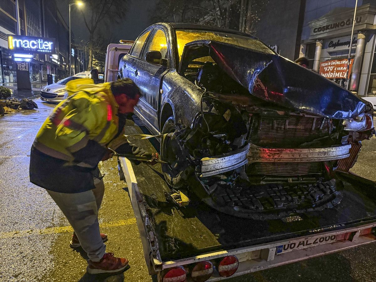 Ankara'da otomobilin çarptığı minibüs devrildi: 11 kişi yaralandı