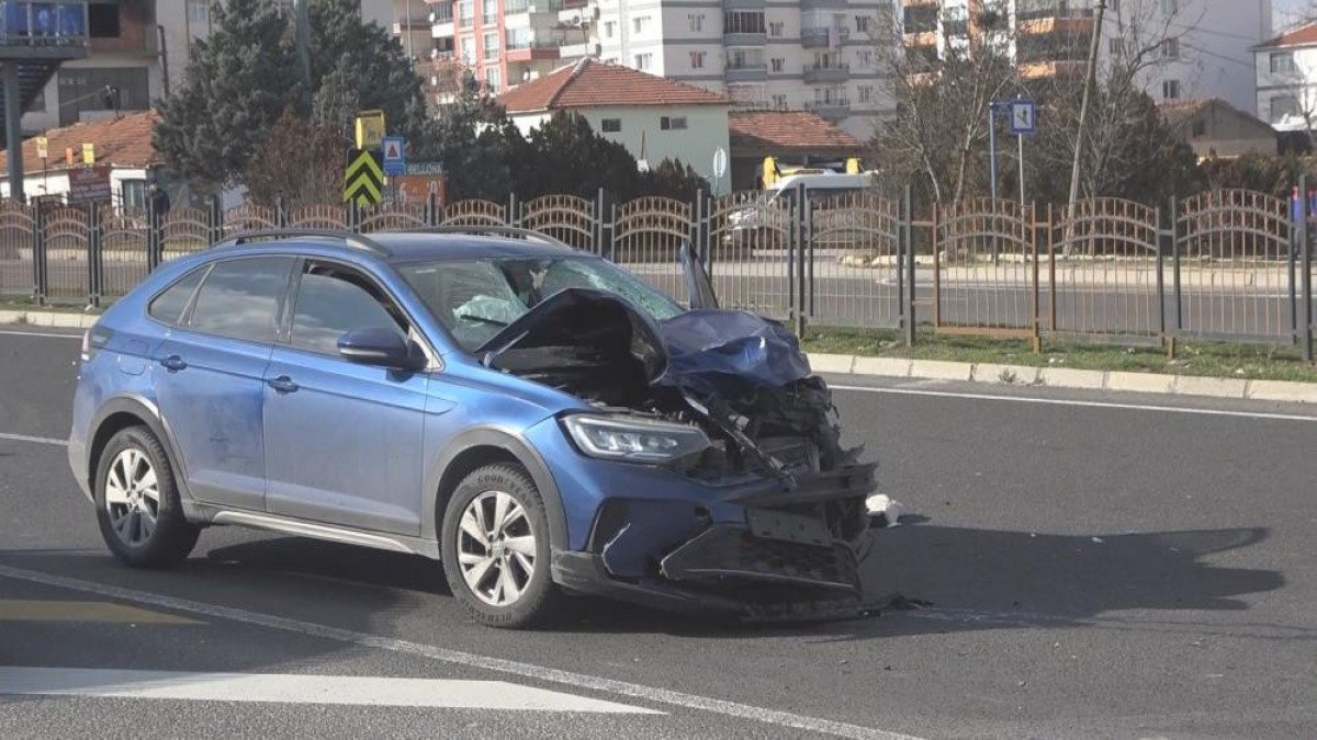 Ankara'da üst geçidi kullanmayan aileye araç çarptı: 3 ölü