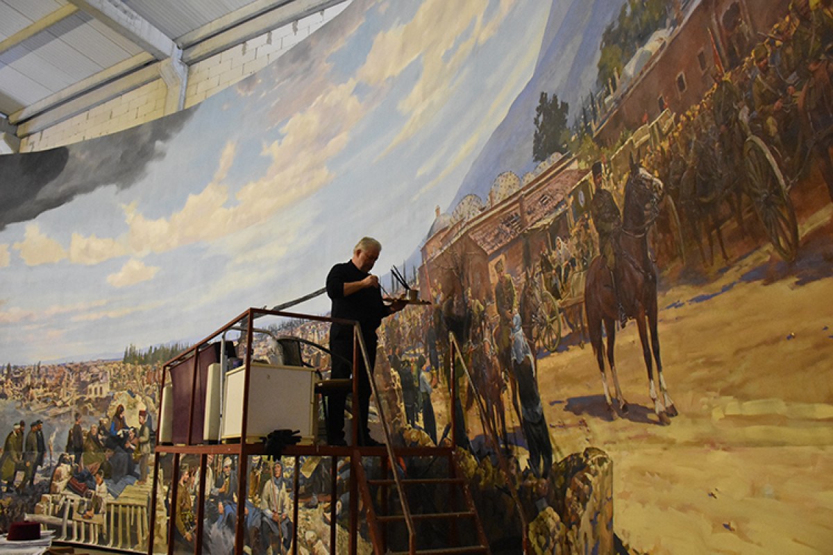 Rus ressam Alexander Samsonov Büyük Manisa Yangını'nı dev panorama eserine işliyor