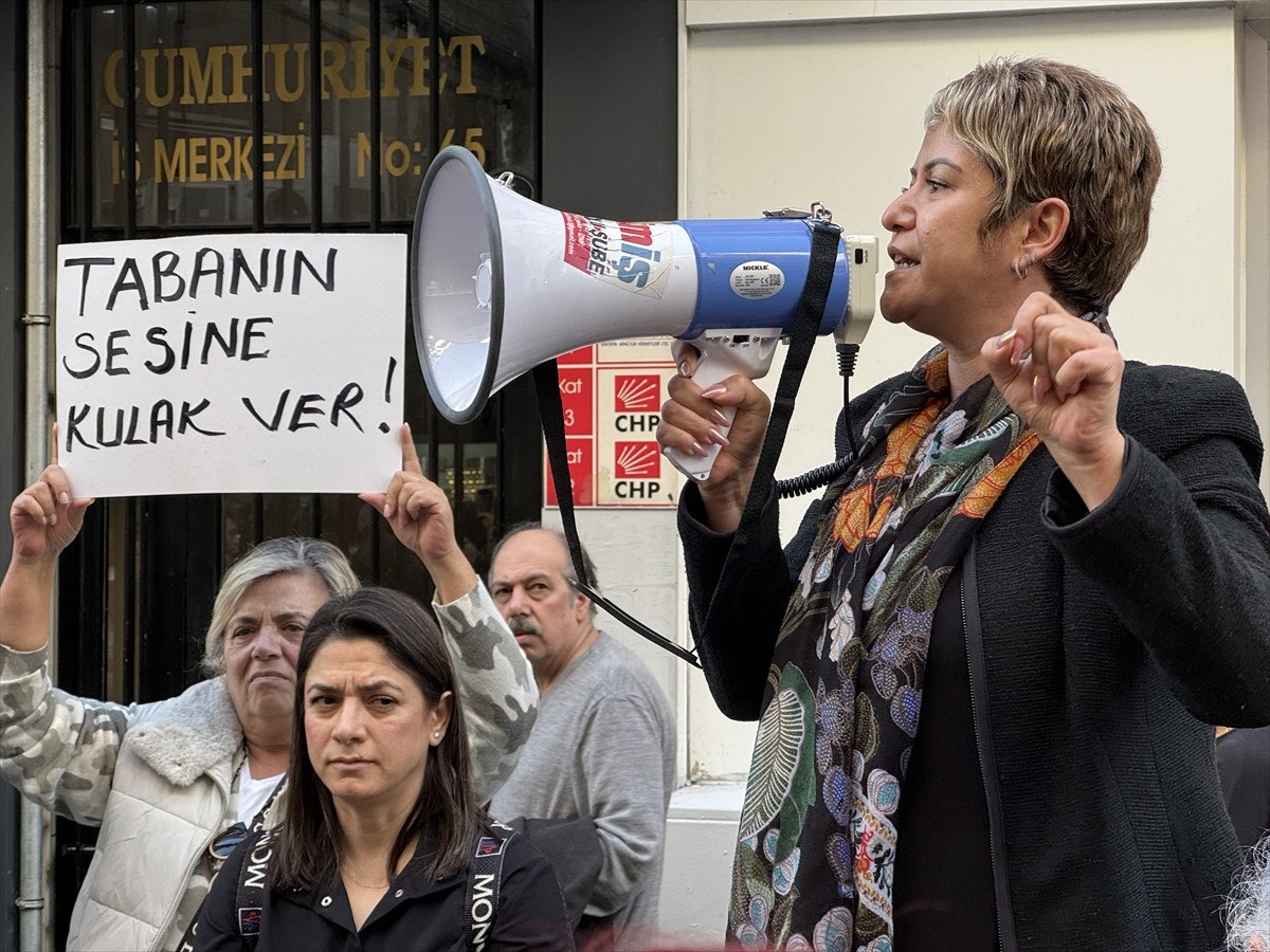 İzmir'de CHP'lilerden "ithal Aday" Protestosu