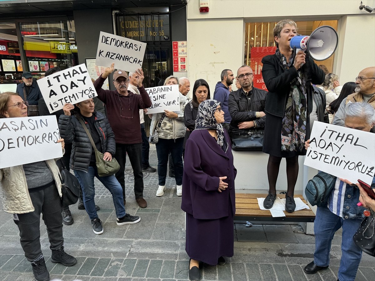 İzmir'de CHP'lilerden "ithal Aday" Protestosu