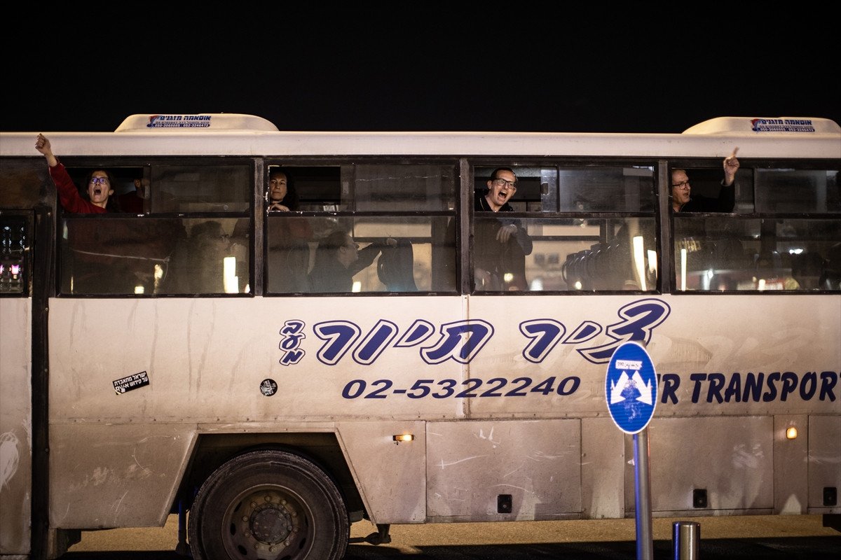 Tel Aviv'de, Gazze'deki İsrailli esirlerin yakınları otoyolu kapattı