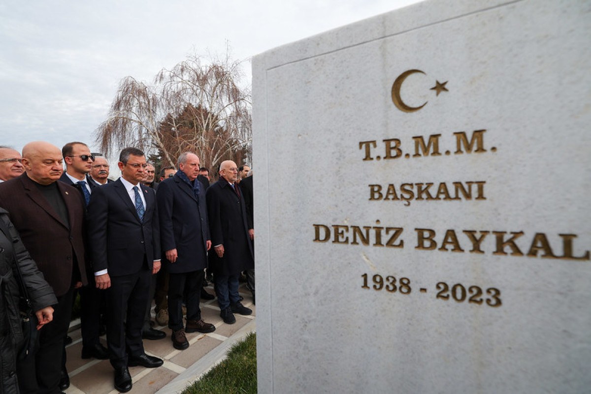 CHP Genel Başkanı Özgür Özel, Deniz Baykal'ı andı: Muharrem İnce de katıldı
