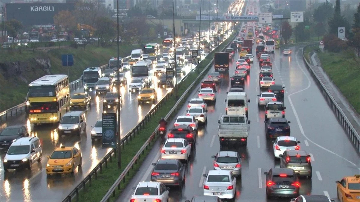 İstanbul'da Sağanak Yağış: Haftanın İlk Günü Çileye Döndü
