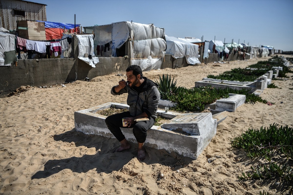 İsrail bombardımanından kaçan Gazzeli aileler mezarlıkta yaşıyor