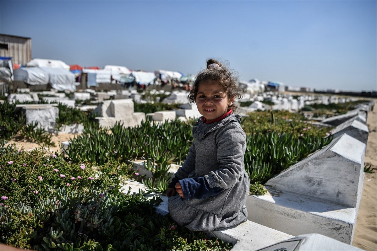 İsrail bombardımanından kaçan Gazzeli aileler mezarlıkta yaşıyor