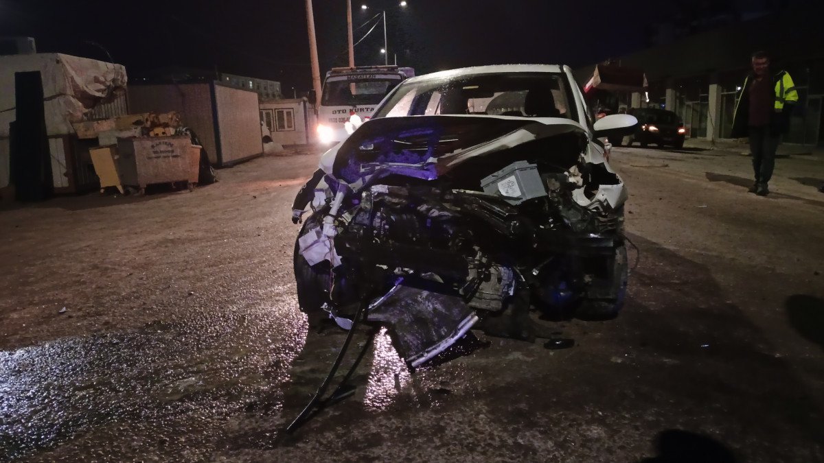 Kocaeli'de otomobillerin kafa kafaya çarpıştığı kazada 3 kişi yaralandı