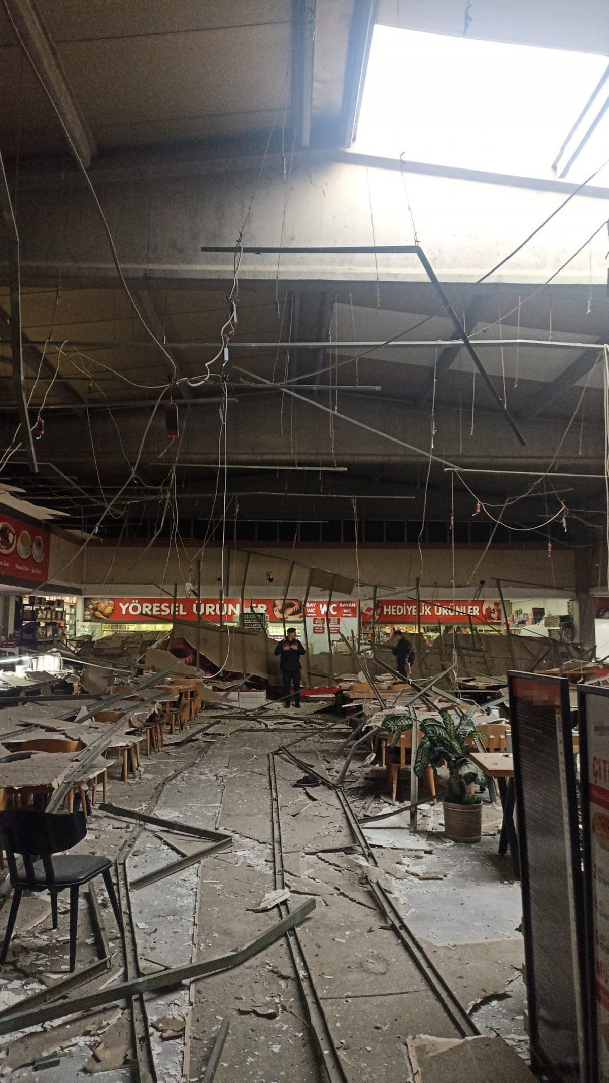 Afyonkarahisar'da asma tavanı çöken restoranda 11 kişi yaralandı