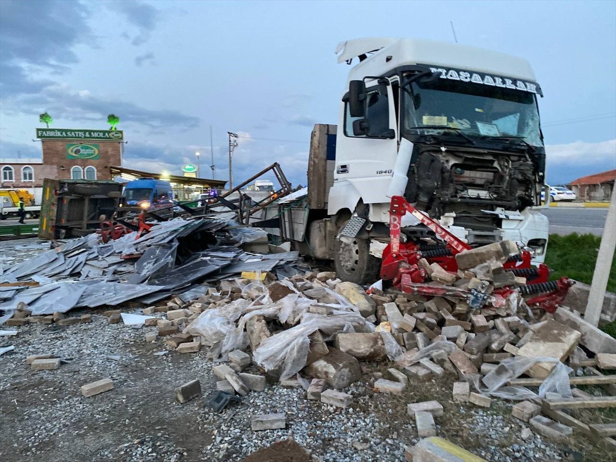 Zeytinyağı Fabrikası Servis Minibüsü Kazası