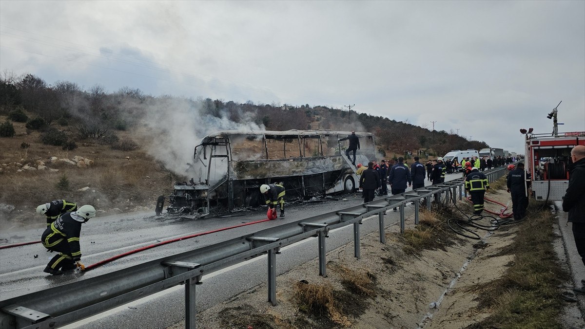 Çorum'da kamyona çarpan yolcu otobüsü alev aldı