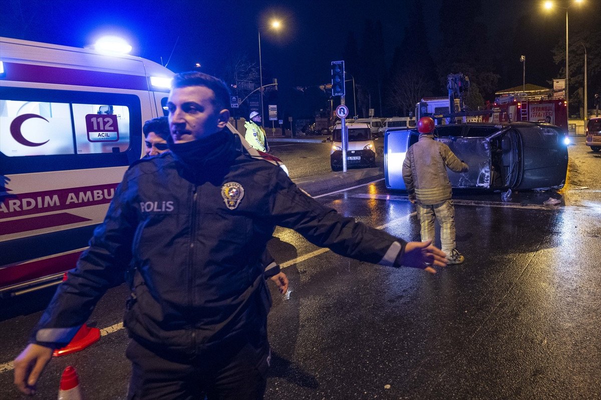 İstanbul Üsküdar'da Otomobilin Servis Minibüsüne Çarpmasıyla Meydana Gelen Kaza