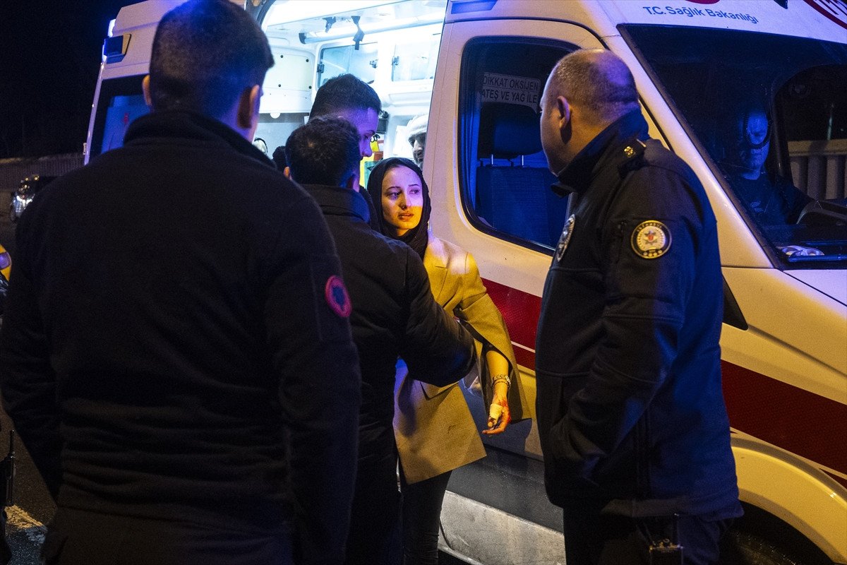 İstanbul Üsküdar'da minibüse çarpan otomobil takla attı: 2 yaralı