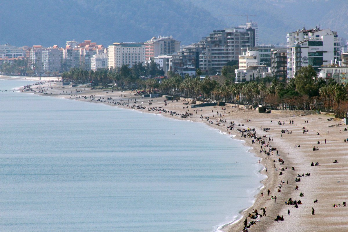Antalya'da yazdan kalma gün: Sahil doldu taştı