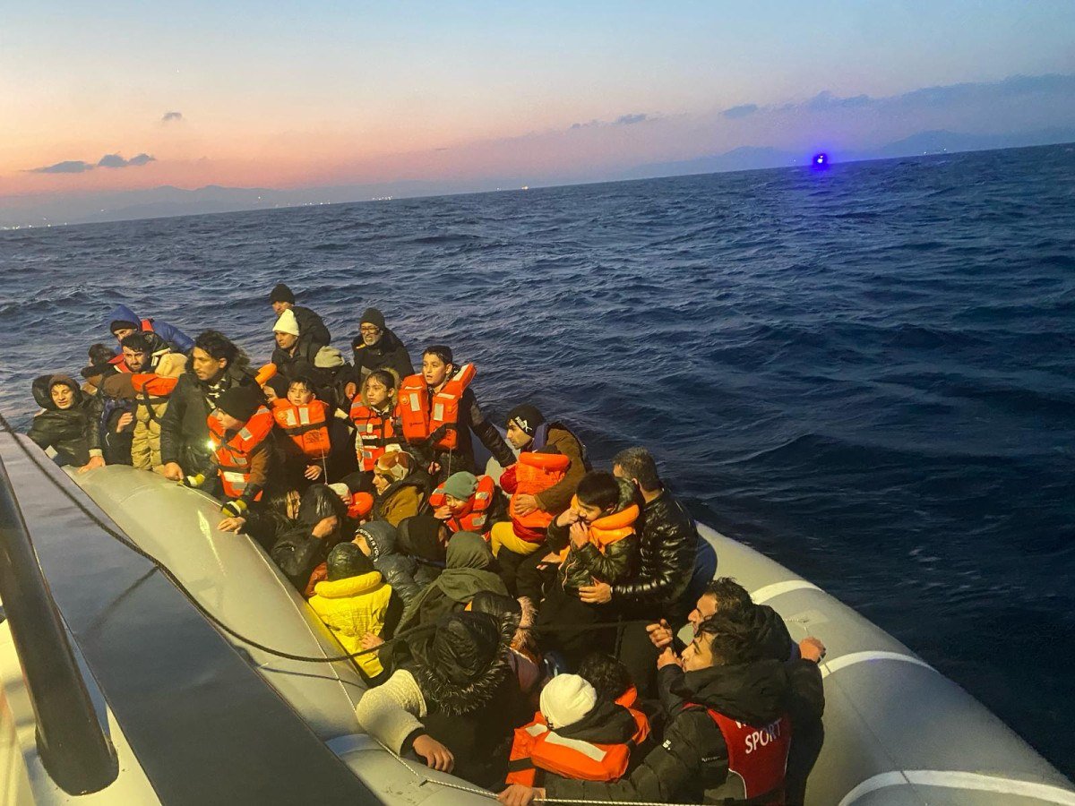 İzmir'de Yunanistan'ın ölüme terk ettiği 57'si çocuk 159 göçmen kurtarıldı