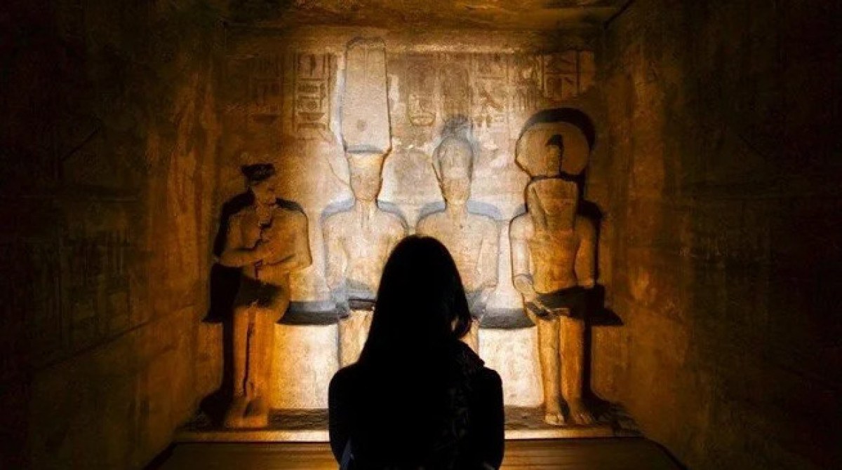 Ebu Simbel Tapınağı'nda Güneş Işığının Firavun Heykeline Vurması