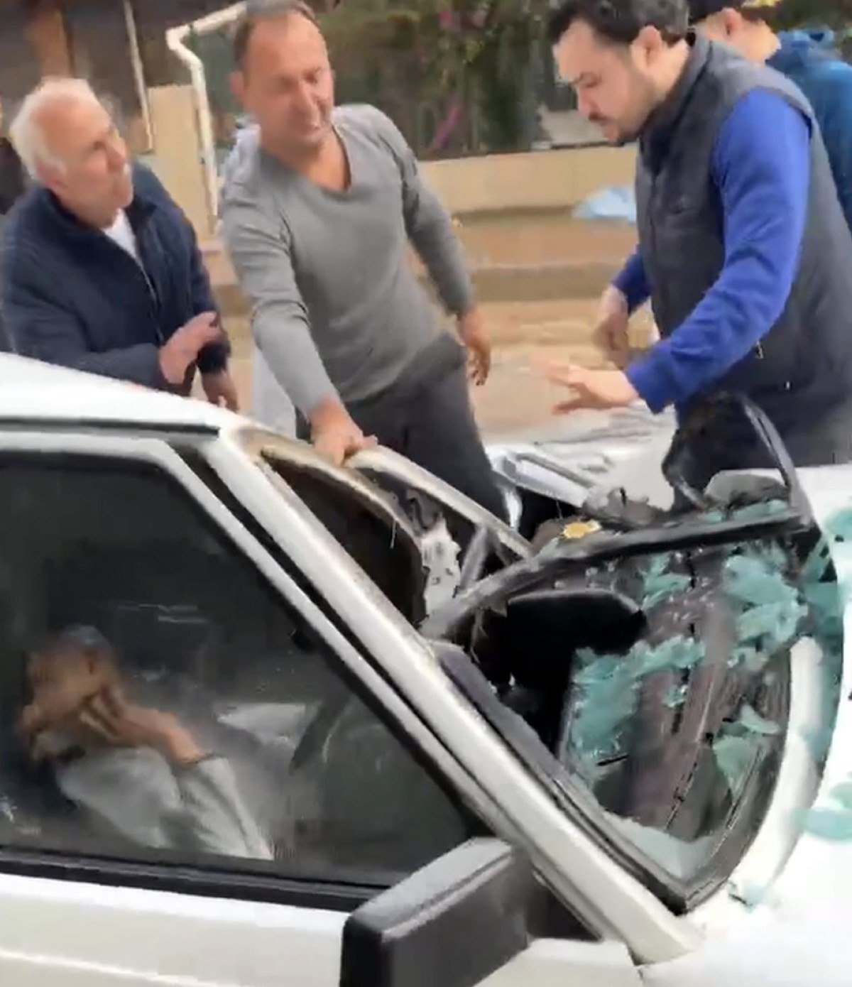 Antalya'da hortum paniği! 3 kişi yaralandı - Resim : 1