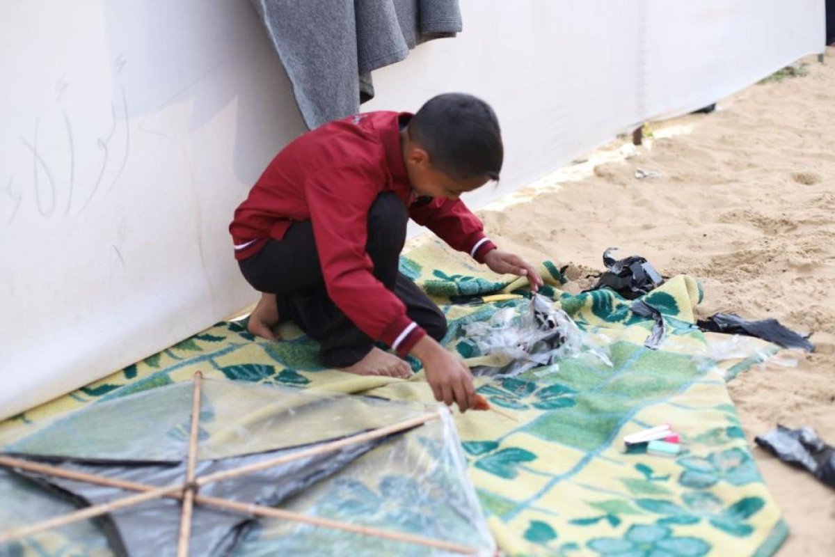 Gazzede ocuklar aclarn uurtmalarla unutmaya alyor