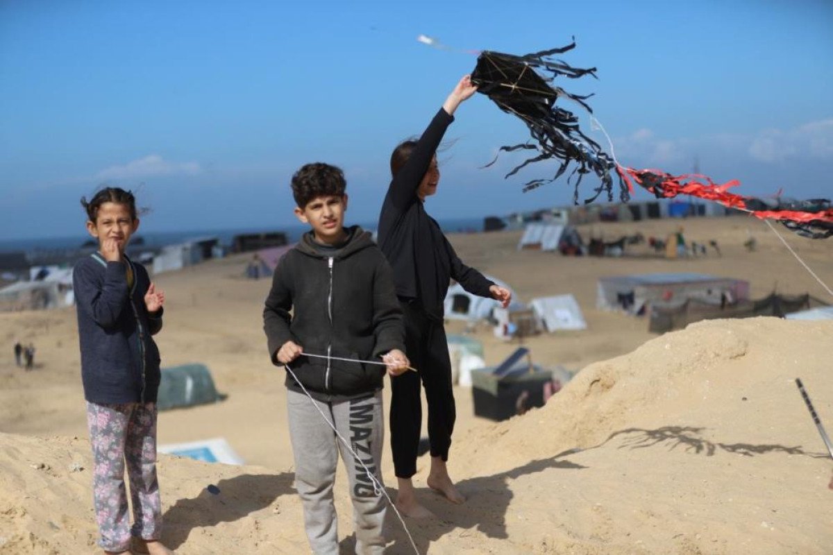 Gazzede ocuklar aclarn uurtmalarla unutmaya alyor