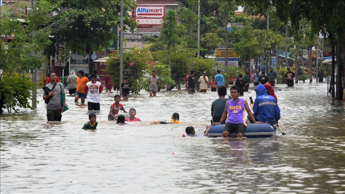 Endonezya'da sel felaketi! 40 bin kişi evini terk etti - Resim : 1