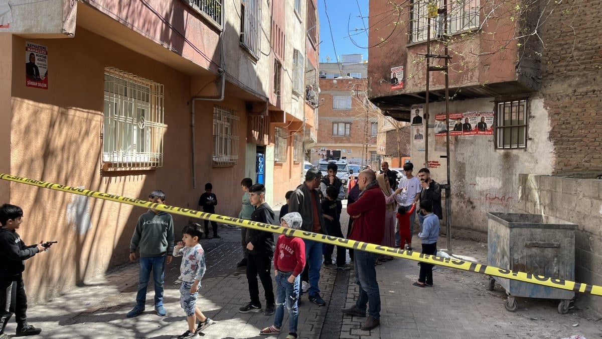 Diyarbakr'da 1 saat nce boand ei ile yanndaki adam ldrd: Gzaltna alnd