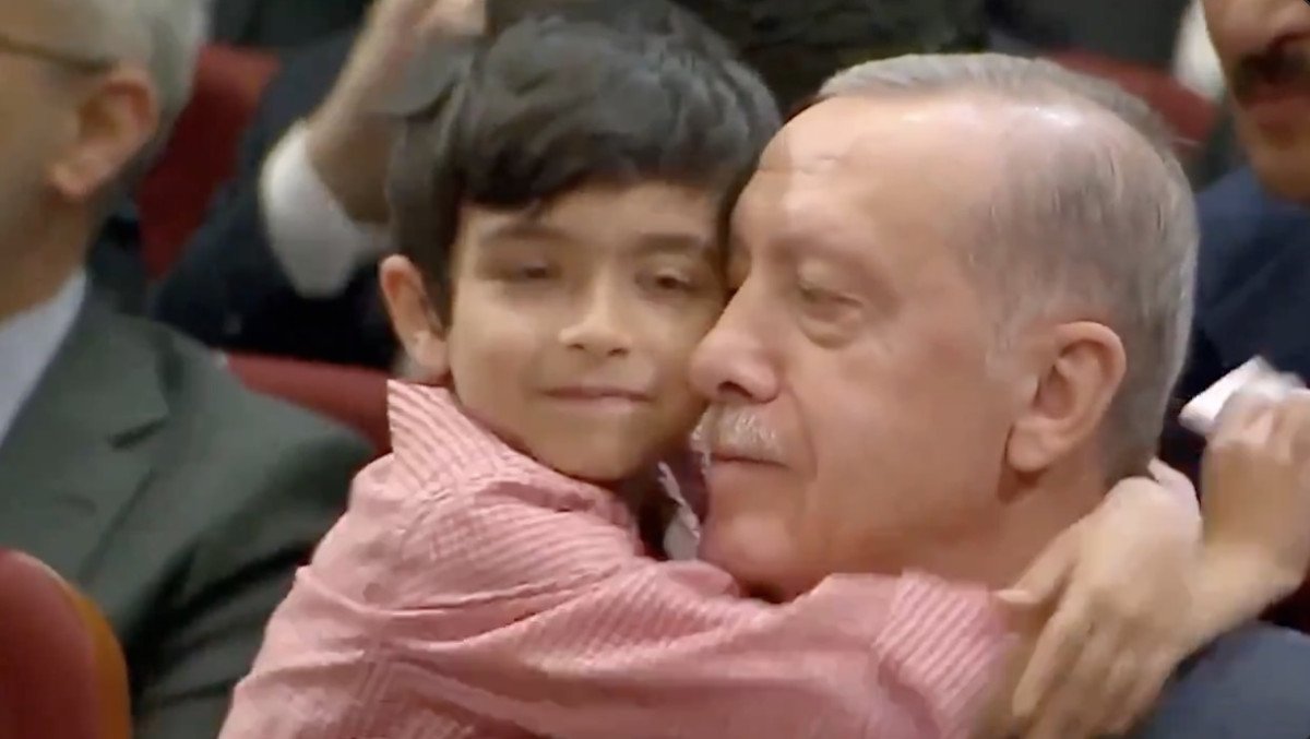 Küçük çocuğun Cumhurbaşkanı Erdoğan'a olan sevgisi sosyal medyada gündem oldu - Resim : 2