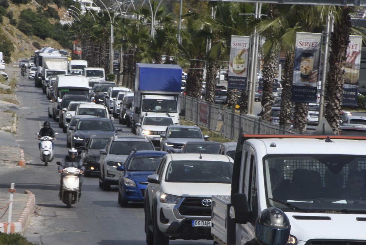 Bodrum'da Bayram Yoğunluğu: 30 Bin Araç İlçeye Girdi