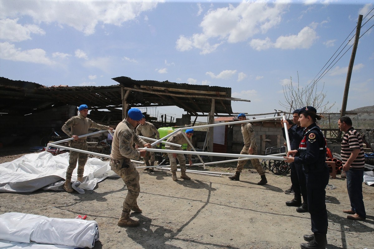 Tokatlı aile depremden korkunca Mehmetçik çadır kurup yerleştirdi - Resim : 2