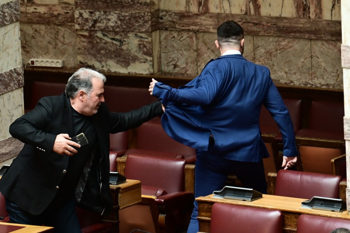 Gerginlik Yunanistan Parlamentosunda Yükseldi