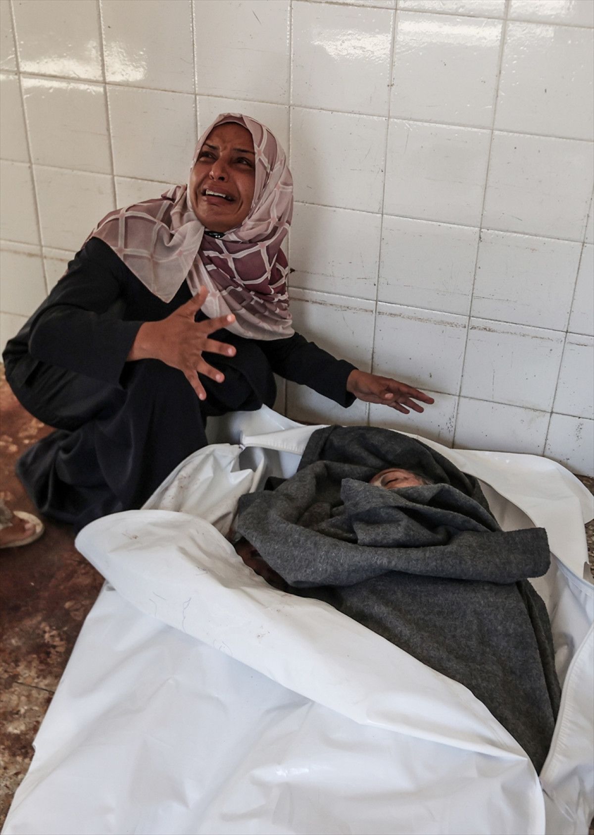 Gazze'den en ac� kare: Filistinli baba evlad�na son kez sar�ld�