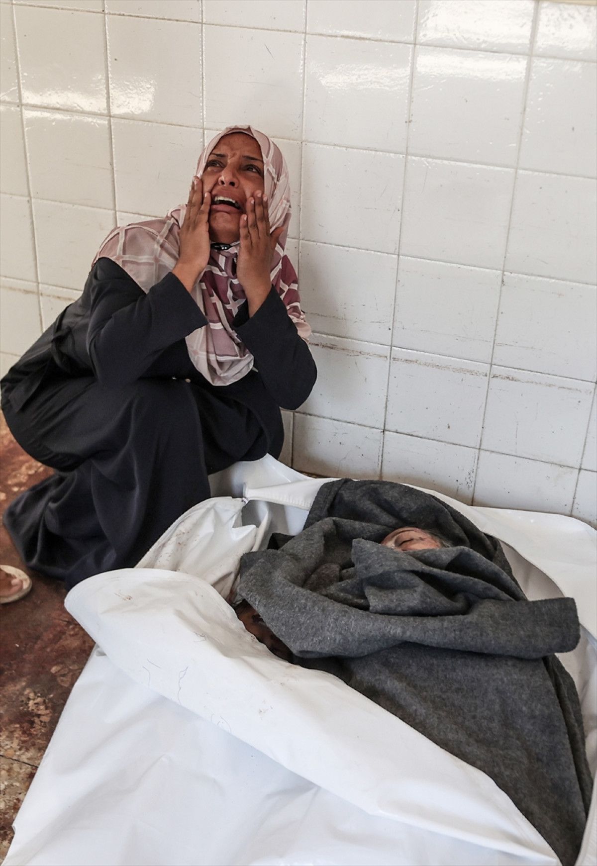 Gazze'den en ac� kare: Filistinli baba evlad�na son kez sar�ld�