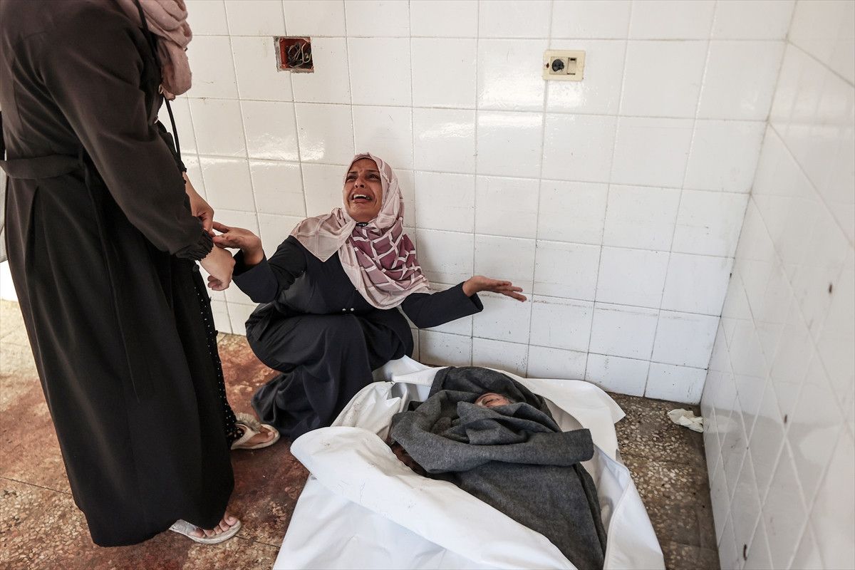 Gazze'den en ac� kare: Filistinli baba evlad�na son kez sar�ld�