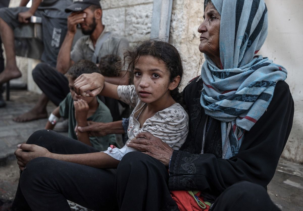 Gazze'den en ac� kare: Filistinli baba evlad�na son kez sar�ld�