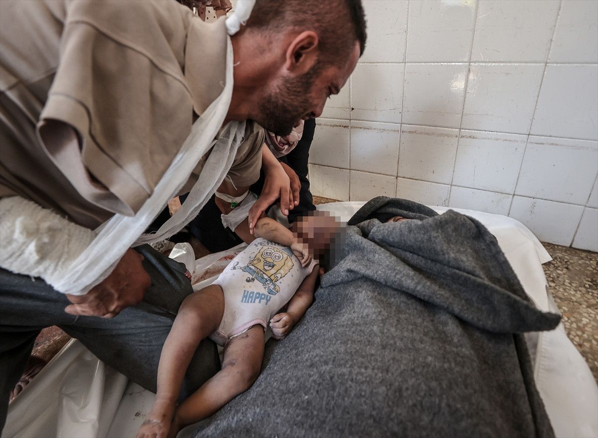 Gazze'den en ac� kare: Filistinli baba evlad�na son kez sar�ld�