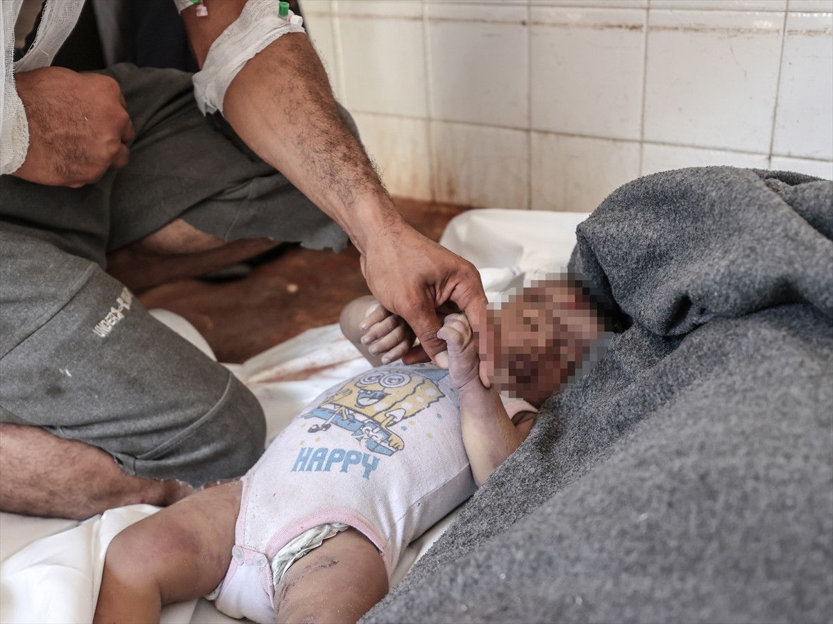 Gazze'den en ac� kare: Filistinli baba evlad�na son kez sar�ld�