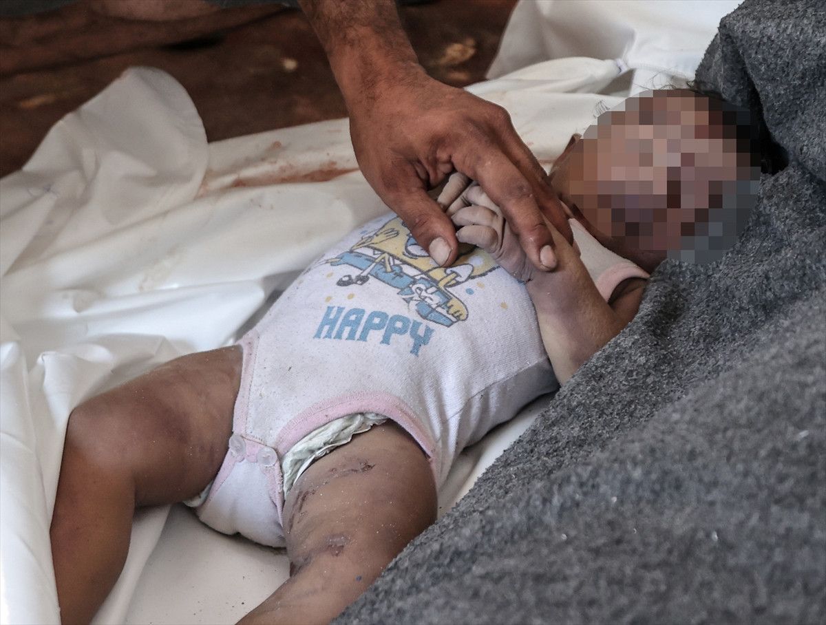 Gazze'den en ac� kare: Filistinli baba evlad�na son kez sar�ld�