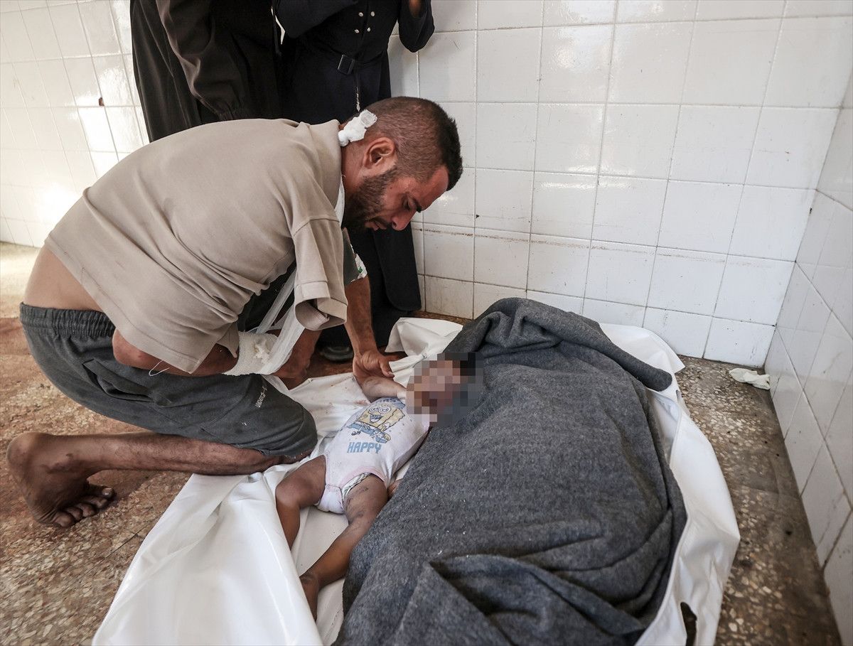 Gazze'den en ac� kare: Filistinli baba evlad�na son kez sar�ld�