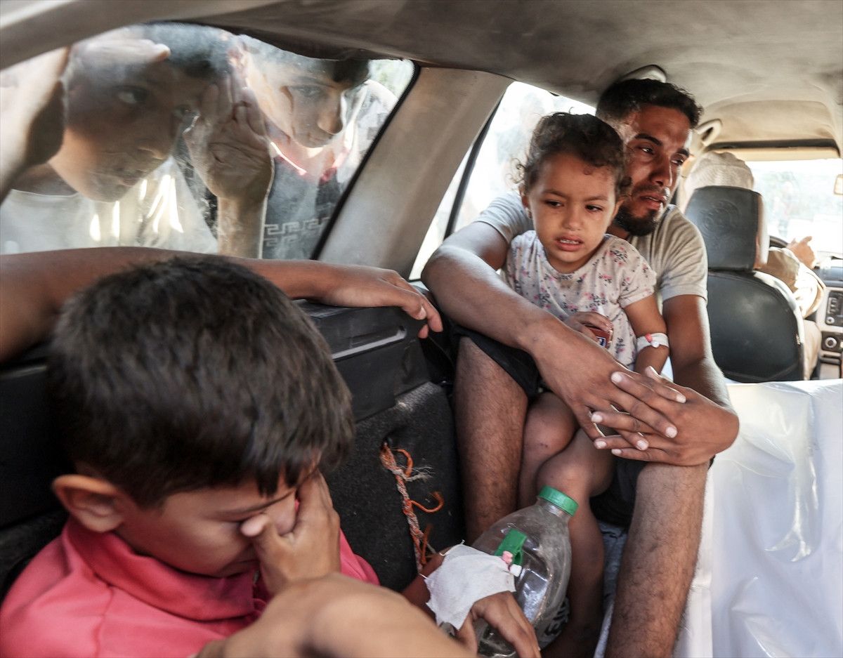 Gazze'den en ac� kare: Filistinli baba evlad�na son kez sar�ld�