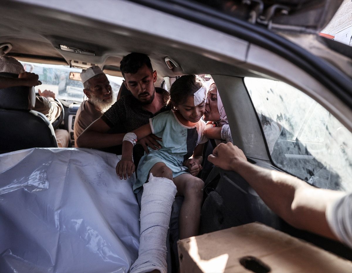 Gazze'den en ac� kare: Filistinli baba evlad�na son kez sar�ld�