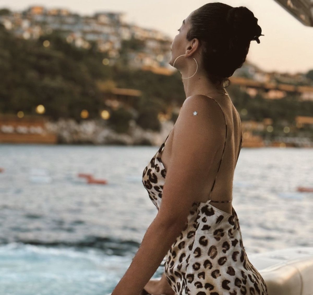 Özge Özacar'dan Sosyal Medyada Göz Kamaştıran Leopar Tarzı