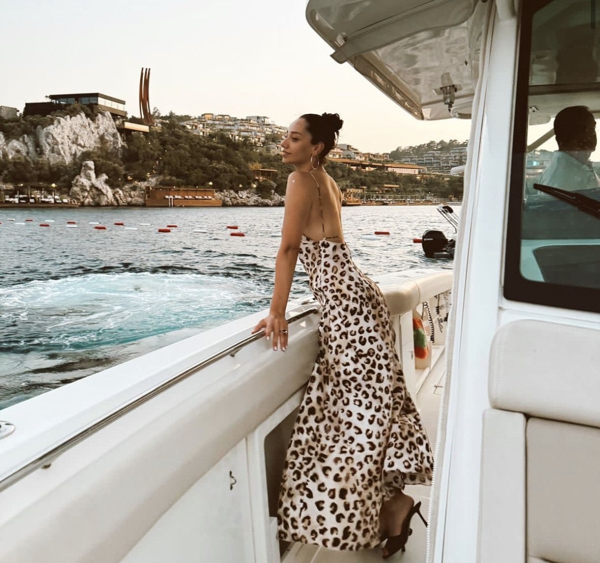 Özge Özacar'dan Sosyal Medyada Göz Kamaştıran Leopar Tarzı