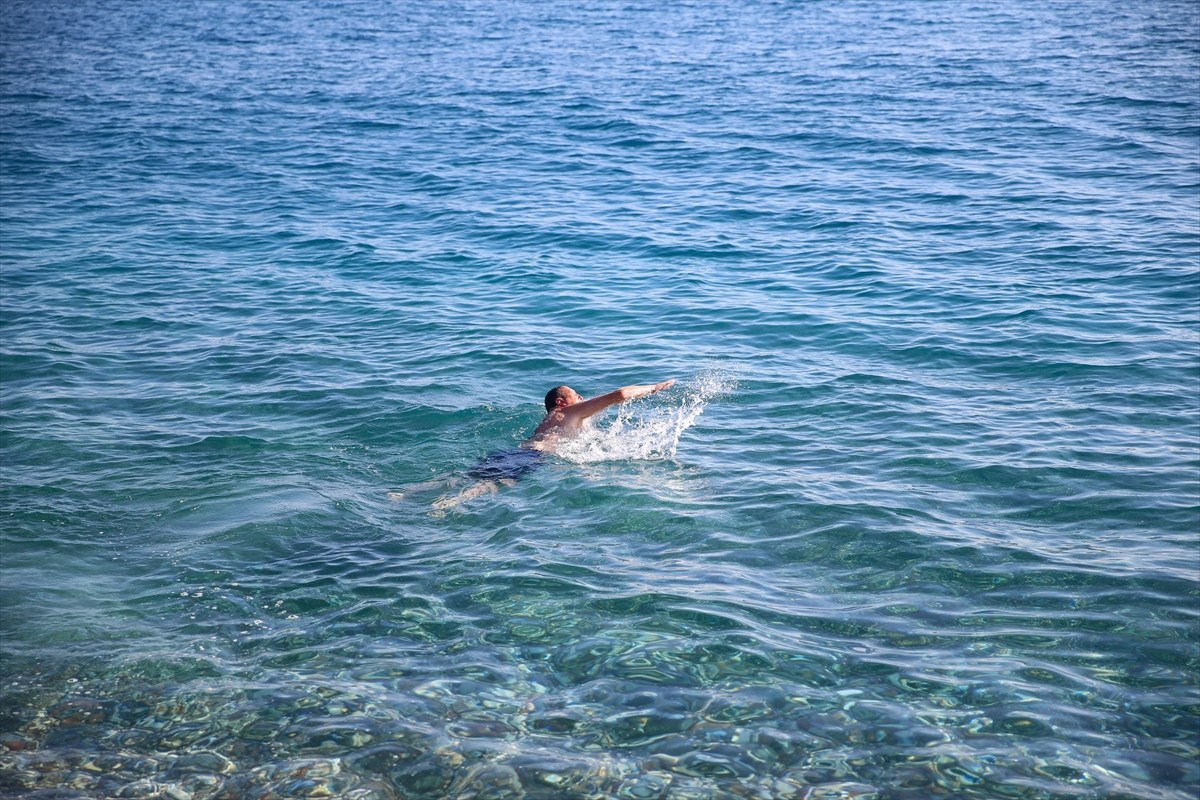 Antalya'da Yeni Yılın İlk Günü Güneşli Hava ve Plaj Keyfi